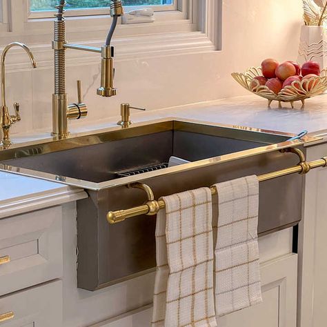 Stainless Farm Sink, Fancy Kitchen Sink, Kitchen Zinc Ideas, Farmers Sink Kitchen, Sink With Towel Bar, Gullo Kitchen, Farm Sink Kitchen, Kitchen Sink Farmhouse, Stainless Farmhouse Sink