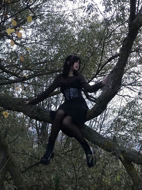 Grunge Photo Shoot Ideas, Cemetary Photoshoot Ideas, Gothic Senior Pictures Photo Shoot, Cemetary Photoshoot Goth, Goth Pose Ideas, Darkcore Aesthetic Outfits, Goth Aesthetic Photoshoot, Alternative Picture Ideas, Gothic Senior Picture Ideas