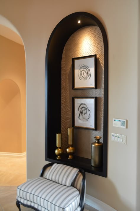 Custom Art Niche - Entry - Phoenix - by An Original, Inc. | Houzz Wall Niche Styling, Arched Niche Decor, How To Decorate Curved Walls, Art Niche Decorating Ideas, Decorating A Niche In A Wall, Niche Ideas Living Room, Wall Niches Ideas, Wall Niche Decor Ideas, Niche Decor Ideas