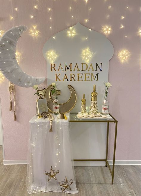 Ramadan Decorations Printables, Ramadan Table Decor, Eid Ul Fitr Decorations, Decoraciones Ramadan, Islamic Events, Ramadan Kids, Ramadan Kareem Decoration, Eid Crafts, Decor Ideas Bedroom