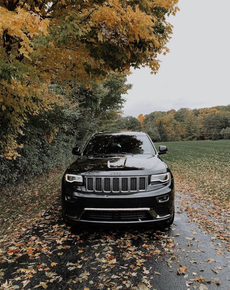 Black Jeep Cherokee, Trackhawk Jeep Aesthetic, All Black Jeep, Black Jeep Trackhawk, Jeep Grand Cherokee Aesthetic, 2024 Jeep Grand Cherokee, Luxury Suv Cars, Srt Jeep, Vikings Ragnar