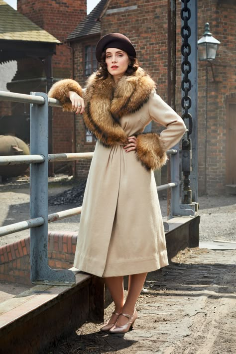 Ada Shelby Outfit, Peaky Blinders Outfit Ideas, Peaky Blinders Women Fashion, Ada Thorne, Peaky Blinders Outfit, Ada Shelby, Peaky Blinders Fashion, Peaky Blinders Dress, Peaky Blinders Merchandise