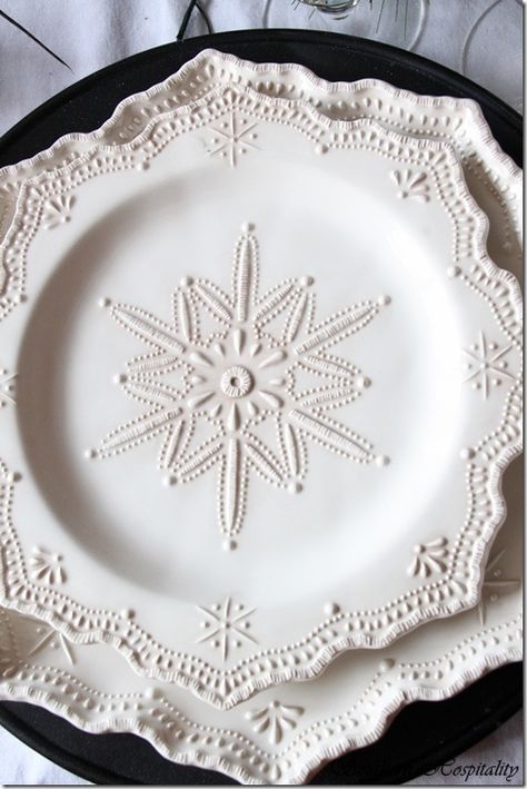 These Snowflake Plates are so pretty!  I would insist on using them all winter.... Christmas China Patterns, Red Dining Room, Holiday Dinnerware, Christmas China, Christmas Dinnerware, Christmas Tableware, Pretty Plates, Christmas Dishes, Southern Hospitality