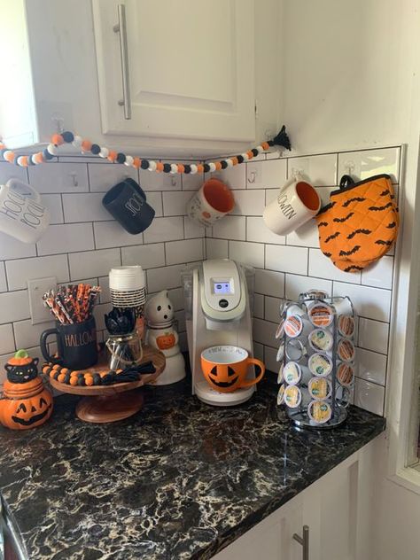 Fall Mobile Home Decor, Halloween Aesthetic House Decor, Cute Halloween House Decorations, Halloween Home Decorations Diy, Halloween Decorations Studio Apartment, Cute Halloween Kitchen Decor, Fall Decor Ideas For Small Kitchen, Small Kitchen Halloween Decor, Halloween Decorations Small House