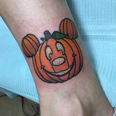 𝕮𝖍𝖊𝖑𝖘𝖊𝖞 𝖂𝖆𝖌𝖓𝖊𝖗-𝕳𝖆𝖒𝖎𝖑𝖙𝖔𝖓 on Instagram: “Mickey pumpkin for Lynn! Thanks so much lady :) #disneytattoo #mickeypumpkin #mickeypumpkintattoo #disneyland #disneylandtattoo” Mickey Tattoo, Disney Sleeve, Pumpkin Tattoo, Mickey Mouse Pumpkin, Mickey Pumpkin, Mickey Halloween, Halloween Tattoos, Disney Tattoos, Thanks So Much