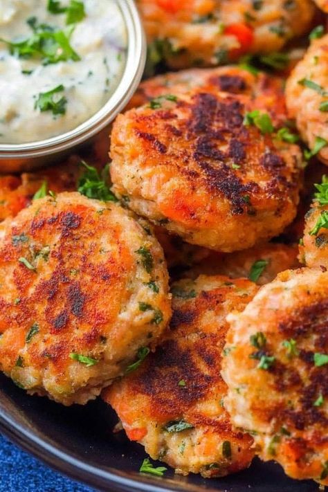 Canned Salmon Patties Healthy Salmon Cakes, Easy Salmon Cakes, Canned Salmon Patties, Salmon Casserole, Tuna Fish Recipes, Salmon Cakes Recipe, Canned Salmon Recipes, Salmon Cream Cheese, Canned Salmon