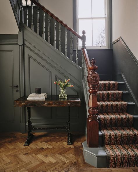 The Case Against Bare Stairs—and What Designers Do Instead - WSJ Craftsman Stairs, Craftsman Staircase, Victorian Stairs, 1800s Home, Stair Paneling, Williamsburg Christmas, Midwest Home, Staircase Makeover, Window Benches