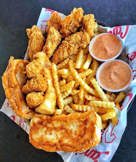 Rasin Canes Food, Canes Aesthetics, Raisin Canes, Pics Of Food, Canes Food, Food Fast Food, American Fast Food, Raising Canes, Best Fast Food