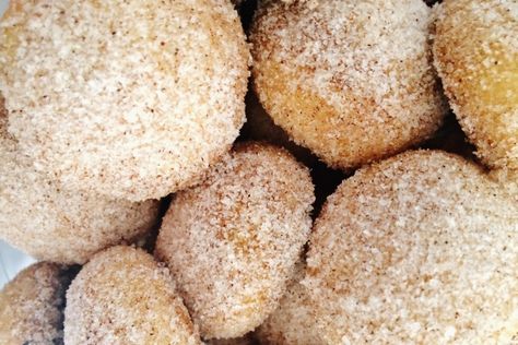 Every Christmas, my mother-in-law made Polvorones: a soft crumbly cinnamon cookie aka Mexican Christmas cookies. I lost the original recipe, but below, I share my version of the classic Mexican coo… Mexican Christmas Cookies, Mexican Cookies Recipes, Polvorones Recipe, Mexican Cookies, Mexican Sweets, Mexican Pastries, Cookies For Christmas, Mexican Sweet Breads, Mexican Bread