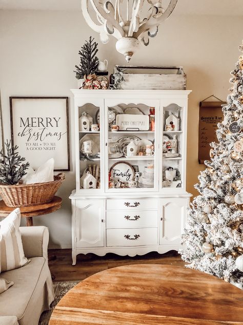 Cottage Family Room, Vintage White Christmas, Farmhouse Hutch, Santa Cups, Farmhouse Style Lighting, Blow Molds, Bathroom Vintage, Hutch Decor, Vintage Christmas Decor