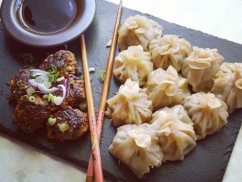 Pork And Chive Dumplings, Pot Sticker, Best Dumplings, Steamed Buns, Slow Food, Caramel Apples, Dumplings, Asian Recipes, Yummy Food