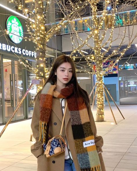 Muffler Style Women, Muffler Outfit, Muffler Style, Casual Classy Outfits, Chill Outfits, Korean Girl Fashion, Aesthetic Women, Korean Fashion Trends, Cute Winter Outfits