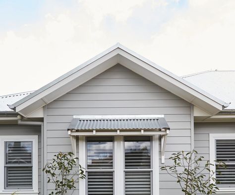 A charming weatherboard in Bowral with a hint of the Hamptons 1950s Weatherboard House Australia, Hampton Colour Palette, Grey Weatherboard House, Weatherboard House Exterior, Dulux Exterior Paint Colours, Hamptons Design, Weatherboard Exterior, Hamptons House Exterior, Street Appeal