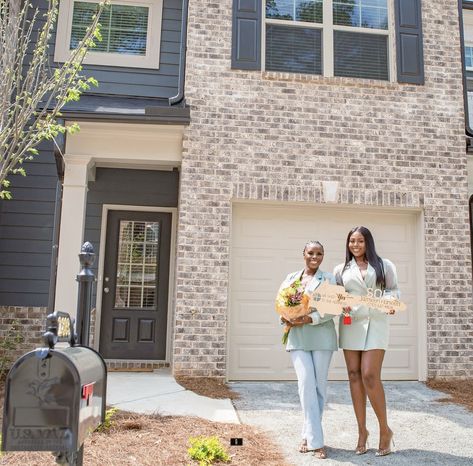 Buying Parents House Aesthetic, Buying A House First Time Aesthetic, Real Estate Esthetics, Real Estate Job, Real Estate Agent Black Women, Black Real Estate Agent Aesthetic, Real Estate School Aesthetic, Real Estate Black Women, Black Realtor Aesthetic