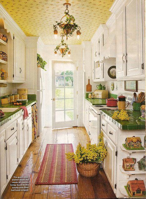 1960s Kitchen, Cottage Style Interiors, Cottage Kitchen Design, Table Farmhouse, Cottage Kitchens, Style Cottage, Galley Kitchen, Yellow Kitchen, French Cottage