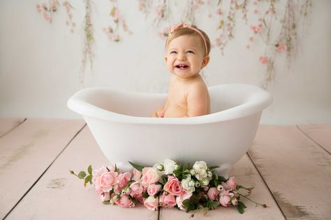 First Birthday Bath Photoshoot, Cake Smash And Splash, 6 Month Photo Ideas, Girl Cake Smash, Cake Smash Photoshoot, Baby Birthday Photoshoot, Bath Milk, Cake Photoshoot, Baby Tub