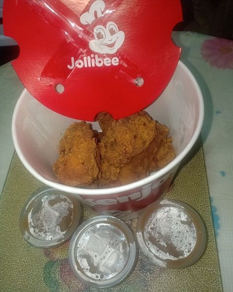 jollibee 6 pieces chickenjoy bucket with gravy <3 Jollibee Bucket, Chicken Joy, Filipino Food, Food For The Soul, Filipino Recipes, Take Out, Not Enough, Soul Food, Gravy