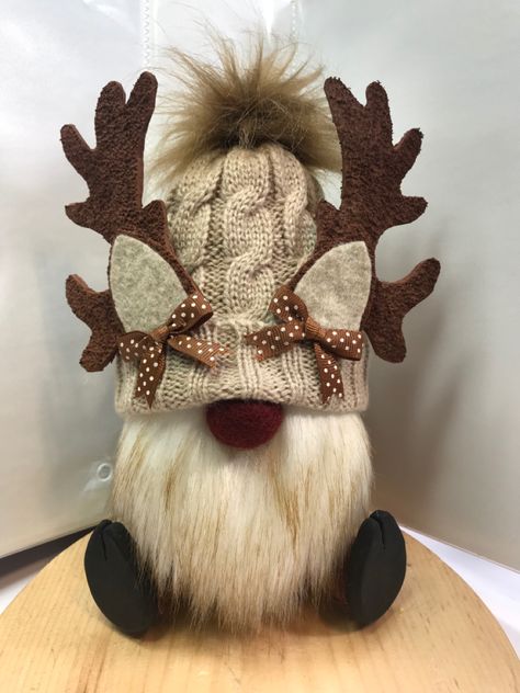 Reindeer Gnome Diy, Gonks Christmas, Snowman Gnomes, Stuffed Gnomes, Reindeer Gnome, Christmas Gonks, Snowman Gnome, Winter Gnomes, Handmade Gnomes