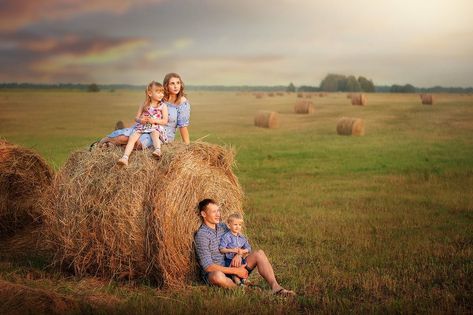 Hay Bale Photo Shoot, Haybale Photoshoot Family Pics, Hay Bail Photoshoot, Family Photos Hay Bales, Hay Bale Family Photoshoot, Family Photos With Hay Bales, Hay Bale Photoshoot Picture Ideas, Hay Bales Photoshoot, Hay Field Photoshoot