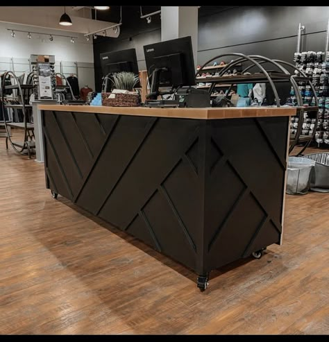 Diy Bar Counter Ideas, Black And Wood Reception Desk, Industrial Cashier Counter, Front Of Bar Ideas, Retail Checkout Counter Design, Boutique Checkout Counter Ideas, Front Counter Design For Shop, Retail Counter Design, Bar Front Ideas