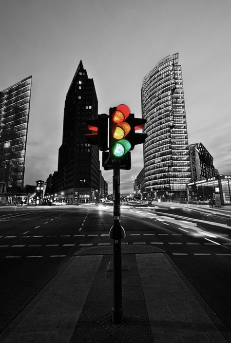 Selective Color Photography, Nightclub Lighting, Gif Art, Wow Photo, Color Splash Photo, Color Splash Photography, Splash Photography, Traffic Lights, Traffic Light