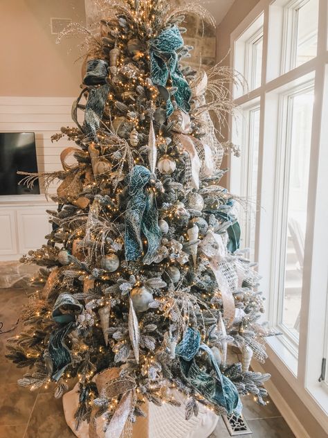 Teal Gold And White Christmas Tree, Christmas Tree With Pink Ornaments, Pink And Blue Ornaments, Tree With Pink Ornaments, Aqua Christmas Tree, Pink White Christmas, Teal Christmas Decorations, Teal Christmas Tree, Champagne Christmas Tree