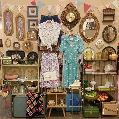 Flea Market Booth Display Ideas, Antique Shop Display Ideas, Antique Booth Ideas Staging, Antique Booth Design, Vintage Booth Display Ideas, Vintage Clothing Display, Antique Mall Booth Ideas, Clothing Booth Display, Vintage Market Booth