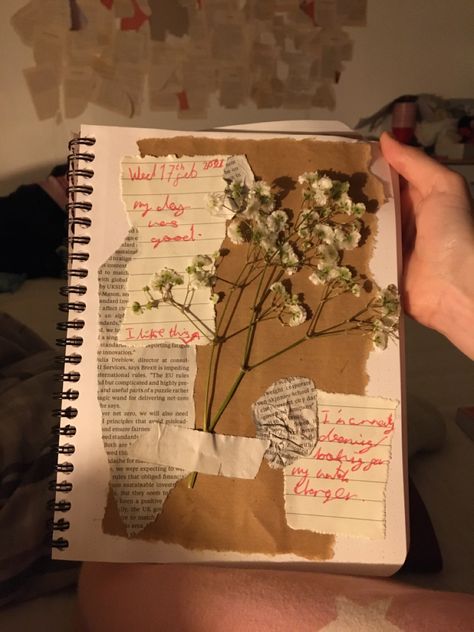 Cute Pressed Flowers Journal Ideas, Pressed Flowers In Scrapbook, Pressed Flower Scrapbook Ideas, Vintage Design Ideas For Journal, Pressed Flower Journal Page, Pressed Flowers Scrapbook, Journal Ideas Cottagecore, Flower Journal Aesthetic, Pressed Flower Journal Ideas