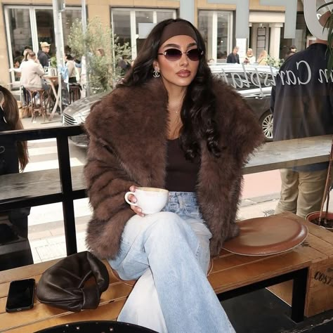 White And Brown Winter Outfit, Winter Dress Inspo Aesthetic, Grand Canyon Outfits Winter, City Winter Aesthetic Outfit, Brown Leather Gloves Outfit, City Fits Winter, Winter Fit Aesthetic, Vintage Fur Outfit, Headband Winter Outfit