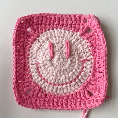 Happy Face Granny Square Pattern | Free Pattern – Yarn Under Happy Face Granny Square, Granny Square Pattern Free, Granny Square Pattern, Granny Squares Pattern, Granny Square Crochet Pattern, Crochet Blankets, Granny Squares, Car Charms, Pattern Free