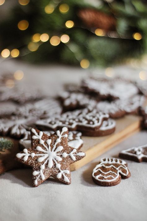 Free Forio Image on Unsplash Chocolate Snowflake Cookies, Christmas Gingerbread Cookies Recipe, Snowflake Cookies Recipe, Cookie Photography, Snowflake Shapes, Easy Gingerbread Cookies, Cookies Aesthetic, Gingerbread Cookies Decorated, Christmas Gingerbread Cookies