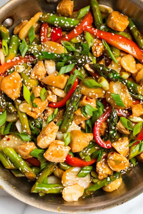 Healthy Teriyaki Chicken Stir Fry. Made with chicken, veggies, and homemade teriyaki sauce. Frozen Vegetable Recipes, Healthy Teriyaki Chicken, Healthy Chicken Stir Fry, Ayam Teriyaki, Teriyaki Chicken Stir Fry, Pollo Teriyaki, Teriyaki Stir Fry, Teriyaki Recipe, Healthy Stir Fry