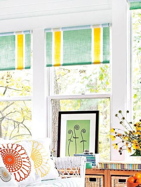 Basic IKEA shades get a boost with painted stripes, as seen on BHG. Kitchen Blinds Modern, Ikea Paint, Ikea Blinds, Living Room Blinds, Blinds Design, Outdoor Blinds, House Blinds, Bamboo Blinds, Fabric Blinds