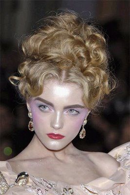 Dior Core, Marie Antoinette Makeup, Rococo Hairstyles, Rococo Hair, Christian Dior Fall 2007, Dior Fall 2007, Marie Antoinette Hair, Editorial Make-up, Historical Hairstyles