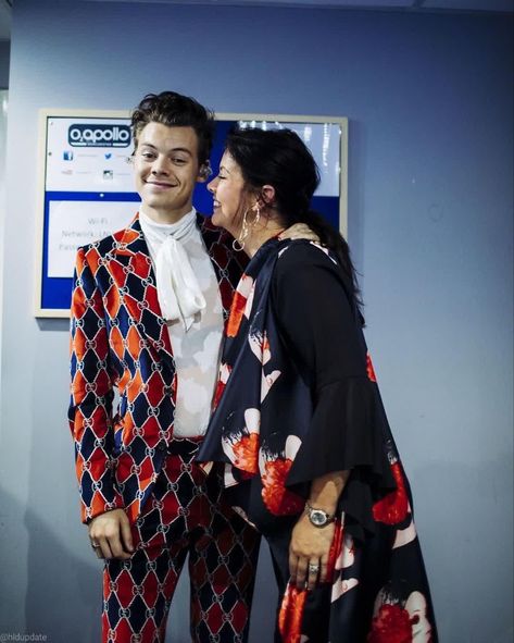 backstage at Manchester’s concert in 2017 #concert #concertphotography #backstage #momandbaby #harrystylesaesthetic #family Harry And Anne, Harry Styles Manchester, Gemma Styles, Harry Styles Update, Harry Styles Live, Louis And Harry, Mr Style, Harry Edward Styles, Edward Styles