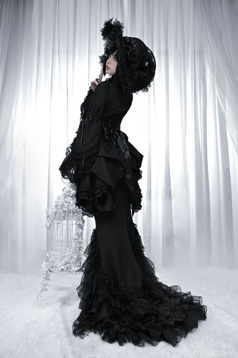 1800 Gothic Fashion, Black Royal Dress Aesthetic, Victorian Royal Dress, Black Dress Victorian, Royal Dress Aesthetic, Gothic Black Women, Victorian Goth Fashion, Haunted Wedding, Gothic Gowns