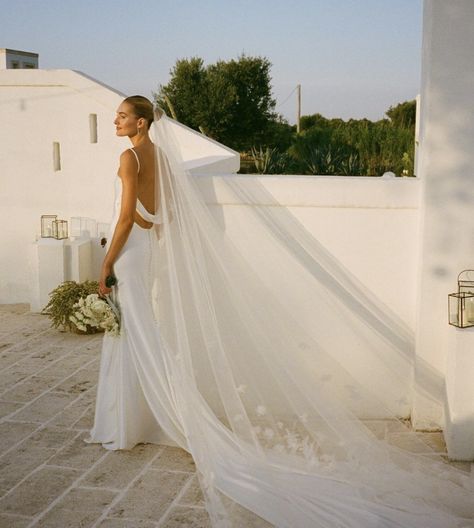 Mediterranean Wedding Dress, Sanne Vloet, Mediterranean Wedding, Minimalist Bride, Video Reels, Long Veil, Greek Wedding, Timeless Dress, Stunning Wedding Dresses