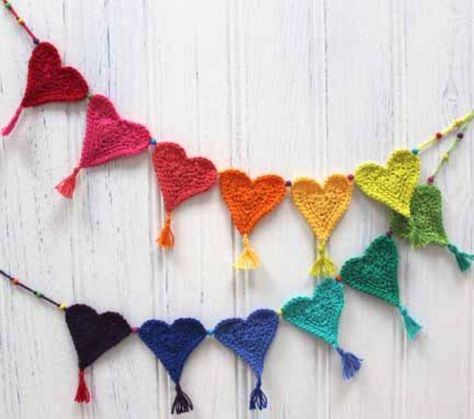 DIY Teen Room Decor Ideas for Girls | Crochet Heart Bunting for Little Hearts Matter | Cool Bedroom Decor, Wall Art & Signs, Crafts, Bedding, Fun Do It Yourself Projects and Room Ideas for Small Spaces http://diyprojectsforteens.com/diy-teen-bedroom-ideas-girls Crocheted Hearts, Modern Haken, Bunting Pattern, Heart Bunting, Crochet Bunting, Crochet Garland, Crochet Heart Pattern, Valentines Crochet, Crochet Decoration