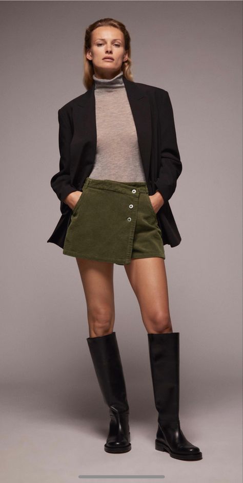 Green Courderoy Skirt Outfit, Green Corduroy Skirt Outfit, Corduroy Mini Skirt Outfit, Cord Skirt Outfit, Corduroy Skirt Outfit, Rok Outfit, Cord Skirt, Skirts With Boots, Miniskirt Outfits