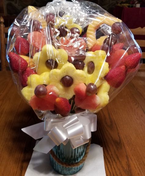 Diy Edible Arrangement, Homemade Edible Arrangements, Diy Edible Arrangements, Edible Arrangements Diy, Fruits Arrangement, Fruit Bouquet Diy, Edible School Supplies, Pastor Wife, Fruit Presentation