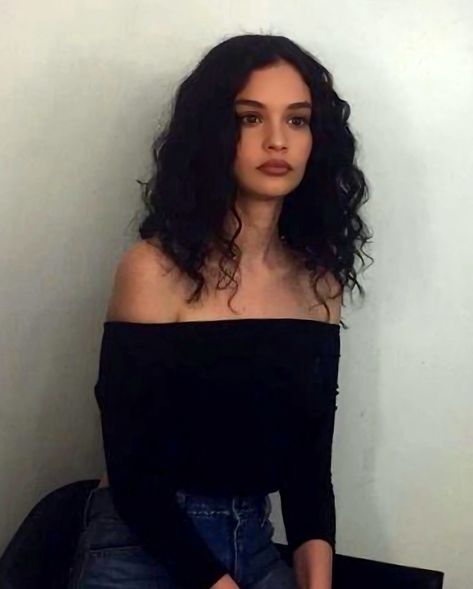 Sabrina Claudio / ig:sabrinaclaudio / american singer of peurto rico Pop music / Contemporary R&B / Soul / Alternative R&B / dark haired beauties / curly hair beauties / latin beauties / fashion lover / fashion model / model shoot / fashion shoot / modele Sabrina Claudio, Curly Girl, Wavy Hair, Hair Looks, Hair Goals, Cute Hairstyles, Hair Inspo, Hair And Beauty, Hair Inspiration