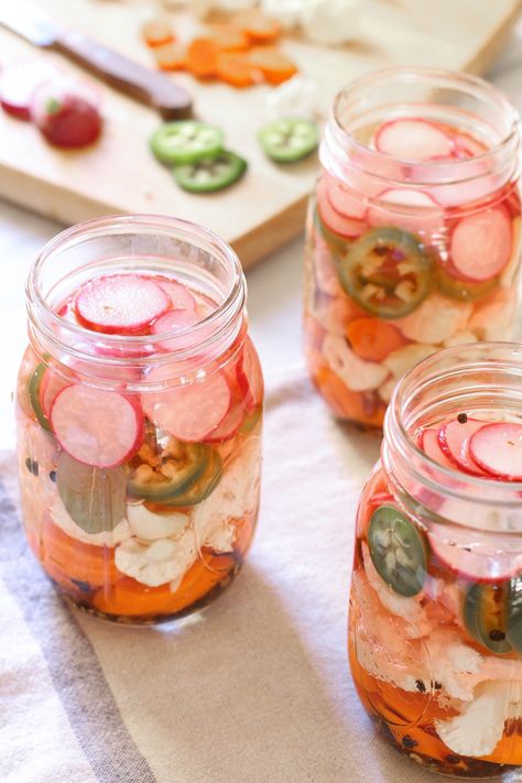 Quick Pickled Cauliflower, Mexican Carrots, Pickle Vegetables, Escabeche Recipe, Veg Meals, Pickled Cauliflower, Potluck Ideas, Preserving Foods, Quick Pickled