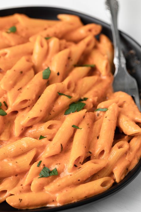 Pink Vodka Sauce Recipe, Blush Sauce, Creamy Tomato Pasta Sauce, White Wine Pasta Sauce, Pink Sauce Pasta, Vodka Sauce Recipe, Creamy Tomato Pasta, Creamy Pesto Sauce, Pink Sauce