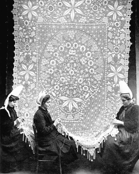 Brittany, France early 20th, women making 'picot bigouden' a form of intricate and complex crochet linking to Irish crochet Brittany France, Georges Braque, Art Historian, Historical Pictures, Irish Crochet, Lace Making, Historical Events, Historical Photos, Textile Art