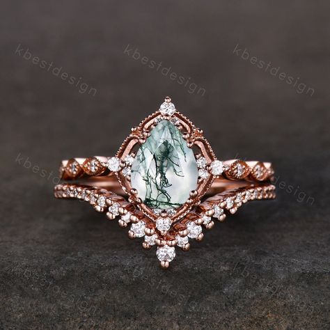 This is a beautiful pear shaped green moss agate and moissanite engagement ring SET in rose gold. Perfect birthday gift, bridal gift, Anniversary gift, wedding ring set. --Engagement Ring-- *Main Stone: 6x8mm pear shaped natural moss agate *Side stone: Moissanite --Wedding Band--  *Curved Moissanite This ring is marked S925/G10K/G14K/G18K/PT950 (According to the metal option) I accept custom making order.Please contact me if you need this service. For all the jewelries,there is a 14 days money b Pear Stacked Wedding Rings, Pear Shaped Moss Agate Engagement Ring, Agate Wedding Ring, Wedding Ring Sets Vintage, Agate Wedding, Unique Engagement Ring Settings, Moss Agate Engagement Ring, Stacked Wedding Rings, Cute Engagement Rings