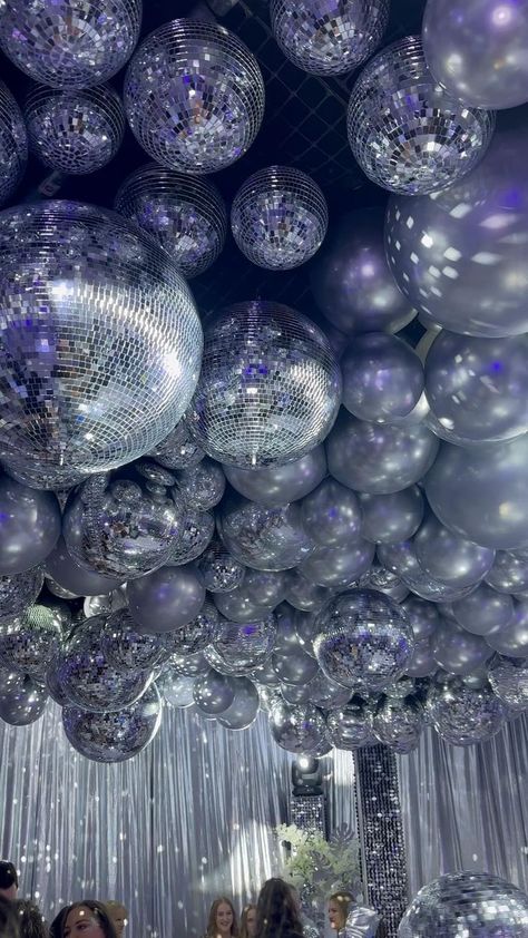 Disco Theme Parties Decorations, Disco Theme Parties, Diamond Theme Party, Ball Theme Party, 28th Birthday Ideas, Disco Theme Party, Silver Party Decorations, Diamond Theme, 18th Birthday Party Themes