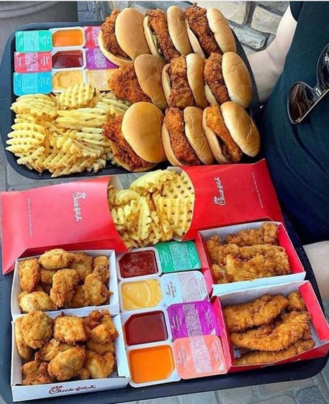 Chicken Sandwiches, Sleepover Food, Food Babe, Yummy Comfort Food, Food Goals, Unhealthy Food, Food Platters, Food Obsession, Interesting Food Recipes