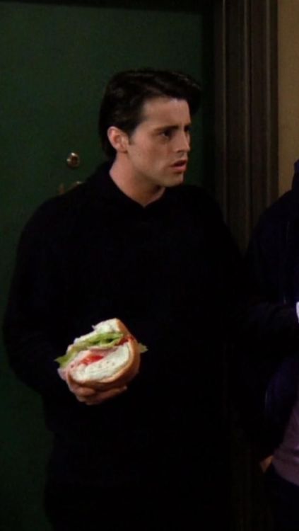 Joey Chandler Ross Wallpaper, Joey Tribbiani Wallpaper Aesthetic, Joey And Chandler Wallpaper Aesthetic, Joey Season 1 Friends, Serial Friends, Joey And Phoebe Friendship, Joey Friends, Friends Best Moments, Smelly Cat