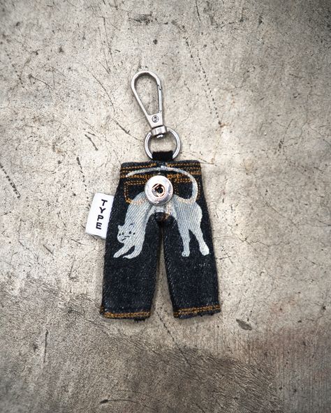 Mini catvisu jeans keychains now available on the site 🐈 Cool Caribeaners, Keychain Outfit, Keyring Aesthetic, Jeans Keychain, Car Keys Aesthetic, Just Little Things, Keychain Aesthetic, Vintage Keychain, K Ring