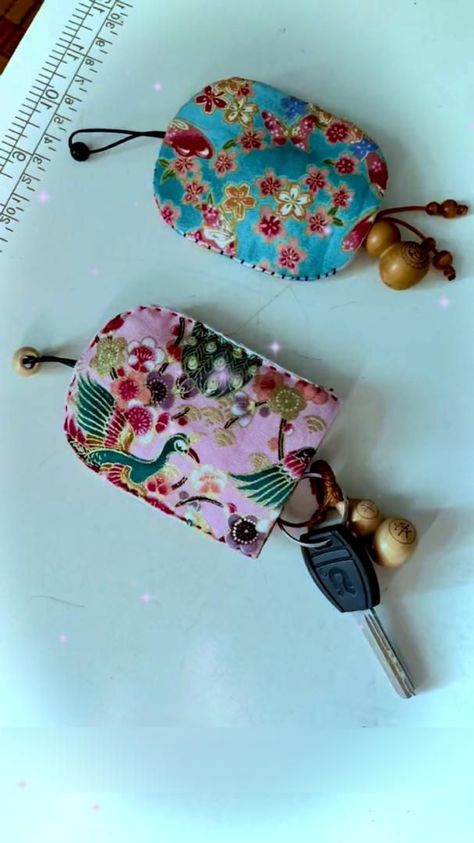 Diy Key Cover, Key Pouch Pattern, Scrap Projects, Purse Ideas, Girls Things, Diy Key, Felt Crafts Patterns, Quilted Purse, Scrap Fabric Projects